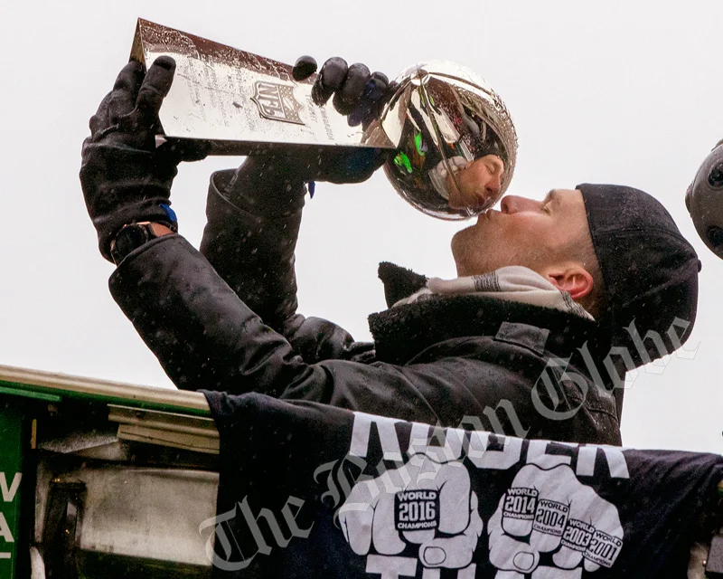 Brady-Trophy-Kiss-w.jpg